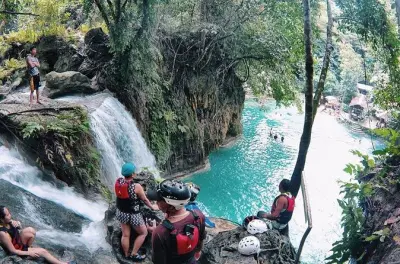 Tour privado en Cebu: Canyoneering y salto en Kawasan Falls
