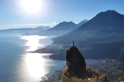 Parti all’alba per un’escursione a indian’s nose sopra il lago atitlán, con viste spettacolari sui vulcani, caffè in vetta e trasporto in piccolo gruppo incluso.