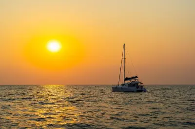Catamarano al tramonto a Torrevieja: Crociera costiera di 2 ore