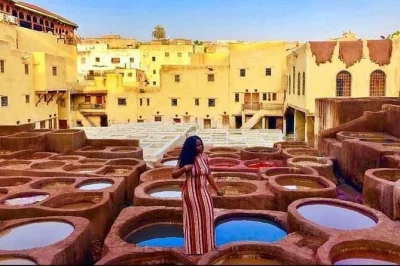 Erkunde die verwinkelte fez medina bei einer privaten tour mit lokalem guide. entdecke souks, gerbereien und alte koranschulen – inklusive hotelabholung und flexiblem tempo.