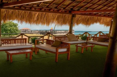 Descubre tierra bomba en cartagena con un paseo guiado por el fuerte san fernando, almuerzo local frente al mar y tiempo para relajarte en la única playa junto al fuerte. incluye paseo en bote.