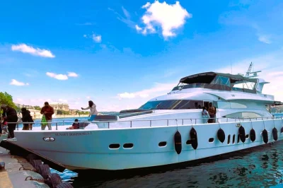 Découvrez istanbul depuis un yacht sur le bosphore, savourez un déjeuner à bord, explorez les ruines du château d’anadolu kavagi et nagez dans la mer noire. prise en charge incluse.
