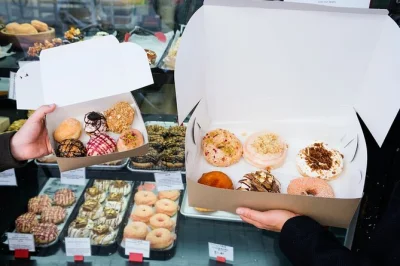 Scopri il percorso delle ciambelle a toronto tra kensington market, queen street e chinatown, assaggiando dolci freschi con una guida locale. tutte le ciambelle incluse e punto d’incontro comodo.
