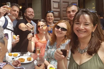 Découvrez le vieux madrid avec un guide local, dégustez tapas classiques et vins espagnols dans quatre bars animés. boissons, repas et anecdotes inclus—venez juste l’estomac vide.