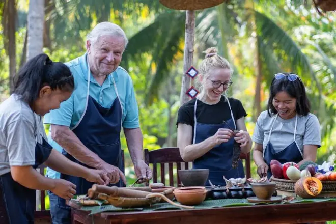 À Luang Prabang, cuisine, poterie et bougies avec des artisans
