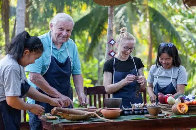 Luang Prabang: Aula de culinária, cerâmica e velas com artesãos