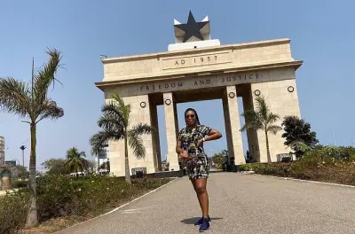 Mausoleo Kwame Nkrumah y mercado de arte de Accra con playa