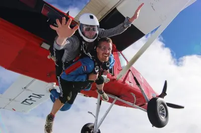 Salto tandem de paraquedas a 4.000 m perto de Riga com instrutor