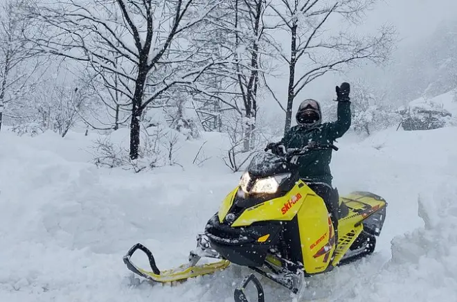 Schneemobilfahrt in Sakae mit Onsen und Mittagessen