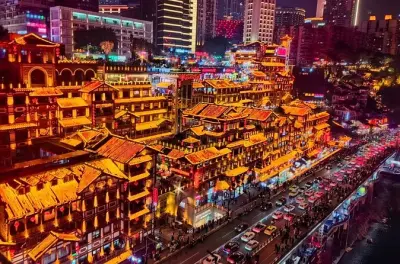 Chongqing Stadttour: Vertikale Straßen, Neonhöhlen & Stadtbahn