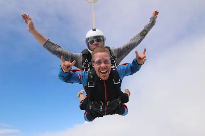 Fallschirmsprung Tandem nahe Riga: 60 Sekunden freier Fall