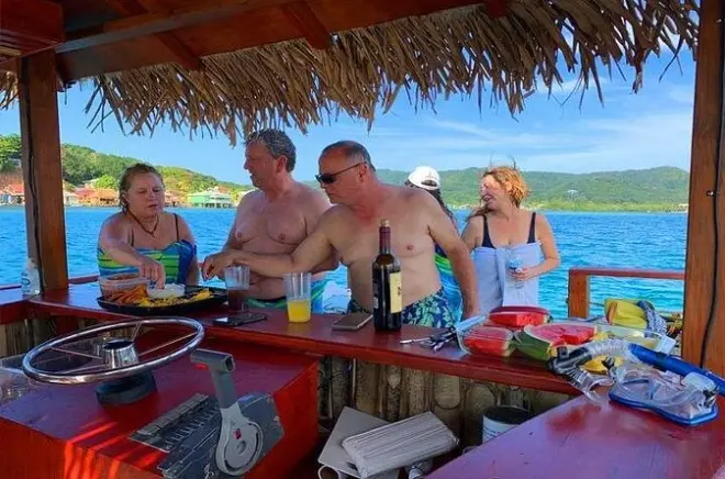 East End Roatan tour: Oak Ridge floating tiki bar with lunch
