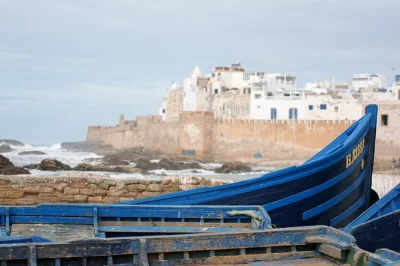 Découvrez essaouira lors d’une excursion d’une journée depuis marrakech. visitez le vieux port, le quartier des artistes et la place principale. transfert hôtel et transport confortable inclus.