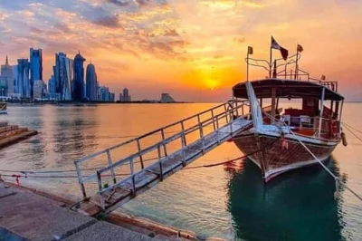 Parti da box park a doha su un dhow tradizionale, naviga lungo la corniche tra luci della città e viste mozzafiato sullo skyline. include crociera e transfer in auto climatizzata.