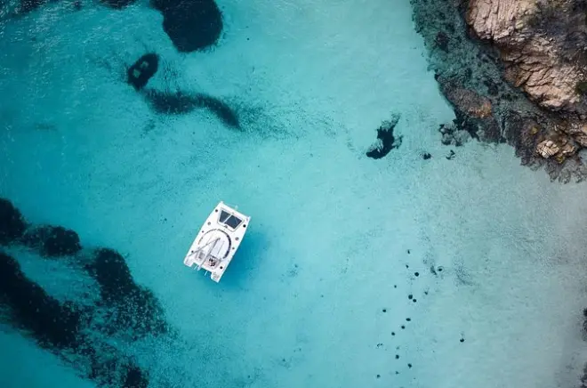 Catamaran dans l’archipel de La Maddalena : Voile ou confort