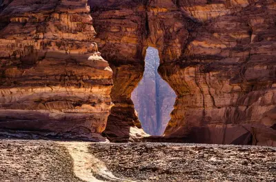 Al Jarrah Rock en AlUla: Grabados antiguos y vistas al amanecer