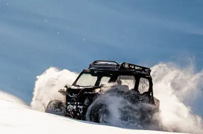 Snowmobil-Abenteuer mit Glas-Iglu-Mittagessen in Kanadas Arktis