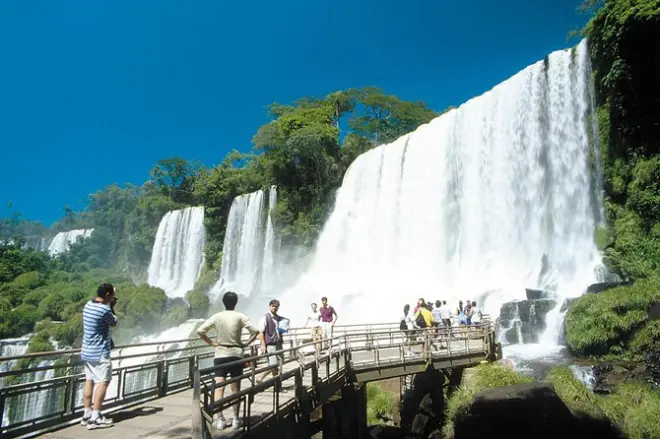 Iguazú Argentinische Wasserfälle: Dschungelwanderung und Bootsfahrt
