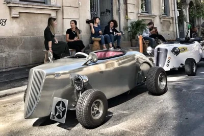 Erlebe den nervenkitzel auf einer mini hot rod tour durch bukarest, vorbei am parlamentspalast und der victoria-straße. inklusive helm und insiderwissen vom guide.
