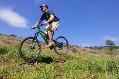 Santa barbara mountainbike-tour für anfänger und fortgeschrittene. entdecke mit guide die schönsten küstenpfade. bikes, helme und wasser inklusive.