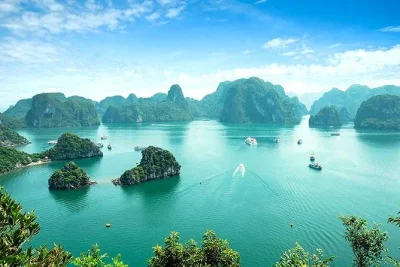 Explore halong bay com guia local, visite a caverna sung sot, faça caiaque em águas tranquilas e aproveite um almoço de frutos do mar a bordo. inclui transporte do porto e retorno.
