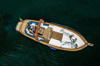 Lake Como boat tour: Villas and villages on a wooden gozzo