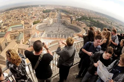 Sinta a energia de roma do alto da cúpula de são pedro, visite a basílica e os museus do vaticano com acesso prioritário e guia local, e conheça de perto a capela sistina.