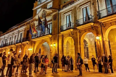 Erlebe oviedos altstadt bei nacht mit einem spanischsprachigen historiker, der von geistergeschichten, exorzismen und lokalen geheimnissen erzählt. barrierefreier rundgang inklusive.
