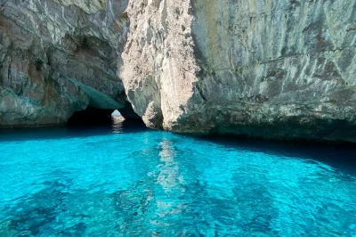 Erlebe capri bei einer privaten bootstour mit stopps an der blauen grotte, den faraglioni-felsen und gemütlichen restaurants am wasser. inklusive skipper, schnorchelausrüstung und handtüchern.