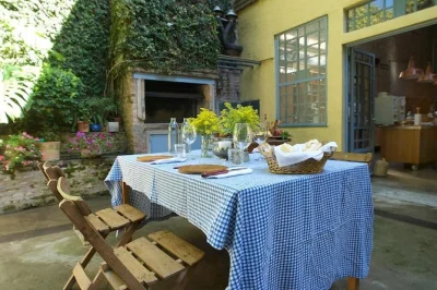 Découvrez palermo viejo avec un cours d’asado pratique, une balade street art et une dégustation de malbec accompagnée de charcuterie locale—repas, boissons et guide inclus.