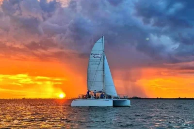 Erlebe den sonnenuntergang in southwest florida auf einem 36-fuß-catamaran. inklusive softdrinks, wasser und sympathischer crew. sichere dir deinen platz für die magische goldene stunde.