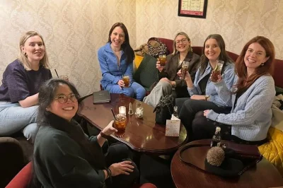 Empieza tu ruta de pubs en didsbury con brunch, visita doce pubs clásicos y termina con una fiesta de pizza. incluye comida, bebida y buen ambiente local—reserva ya.