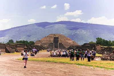 Descubre las pirámides de teotihuacán, la basílica de guadalupe y la plaza de las tres culturas con guía local. incluye degustación, traslados y comida.