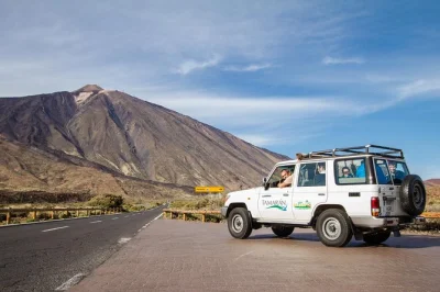 Erlebe die vulkanlandschaften des teide und die kurvigen straßen nach masca im 4x4 jeep mit einem einheimischen guide. abholung ab costa adeje oder hotels in der nähe inklusive.