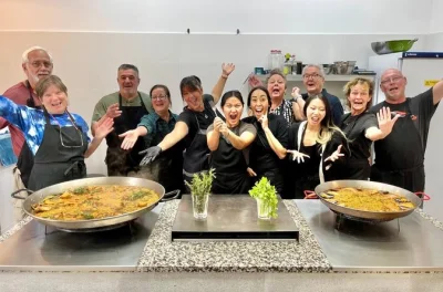 Empieza el día en el mercado de ruzafa, elige ingredientes frescos, cocina una auténtica paella valenciana con un chef local y disfruta de tapas, vino y risas en grupo reducido.