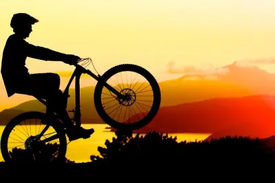 E-bike al tramonto a Capoliveri con vista sul Monte Calamita