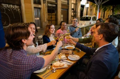 Comece em el molino, explore poble sec com guia local, prove tapas ao estilo cádiz e pratos de chef, e termine com doces nostálgicos e cava.
