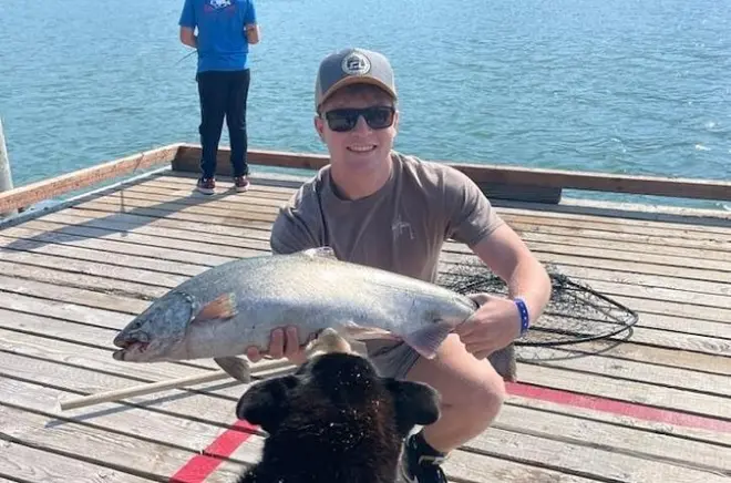 Pesca da riva a Juneau per salmone dell’Alaska: Cattura pratica