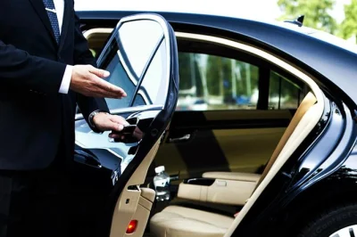 Réservez un transfert privé de marrakech à l’aéroport de casablanca. minivan confortable, chauffeur anglophone, prise en charge flexible. trajet sûr, simple et direct.