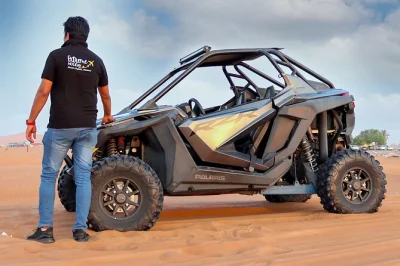 Découvrez le désert de dubaï en buggy autonome avec transfert hôtel. traversez les dunes dorées, savourez des encas locaux et détendez-vous dans un lounge climatisé.