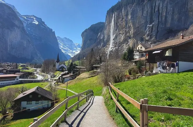 Jungfrau Region tour: Lungernsee, Aare Gorge, Lauterbrunnen