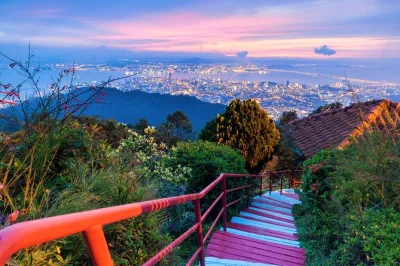 Scopri penang con un tour di mezza giornata: funicolare veloce per penang hill, visita al tempio kek lok si e le vivaci strade di george town. pickup incluso.