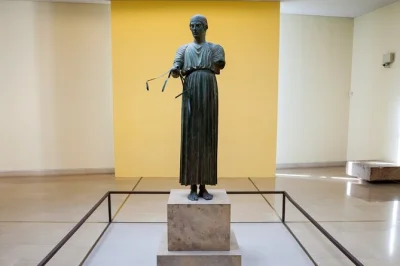 Erlebe delphi auf einem privaten tagesausflug ab athen mit abholung, eintritt zu antiken stätten, museum und mittagessen im dorf.