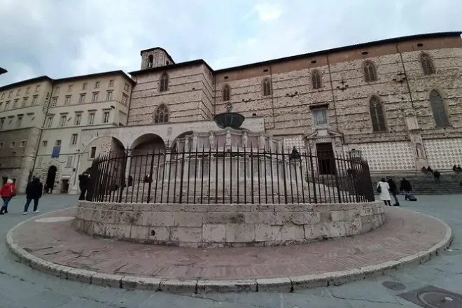 Pérouse à pied : Murs étrusques et fontaine Maggiore privée