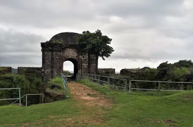 Panama City to Caribbean Locks & San Lorenzo Ruins: Full-Day Tour