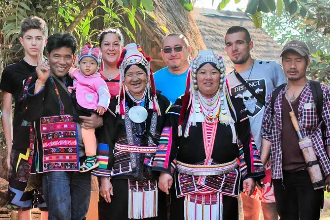 Trekking privato di 2 giorni al villaggio Akha a Chiang Rai
