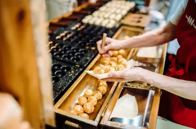 Tour privato gastronomico a Osaka: 8 assaggi con guida locale