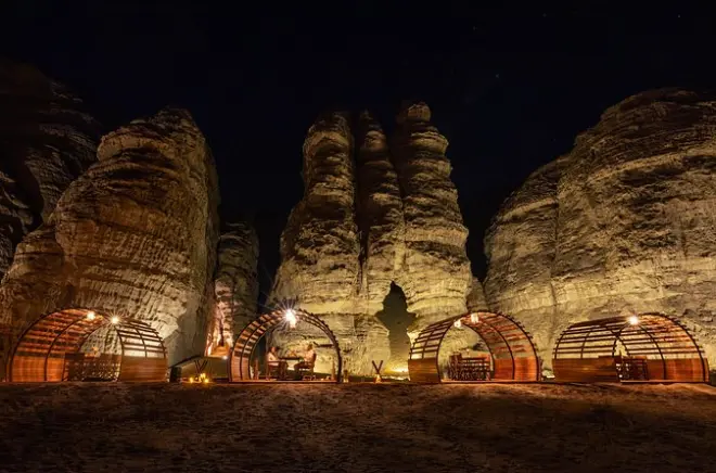 Jantar Safari Sharaan Platinum em AlUla com braai e vida selvagem