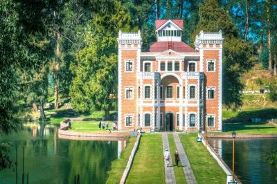 Descubre el castillo de chautla, pasea entre campos de lavanda y disfruta del espectáculo de luciérnagas al anochecer. incluye transporte privado, snacks y guía local bilingüe.