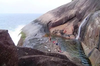 Cachoeira Saco Bravo em Paraty: 8 km até piscina natural no mar